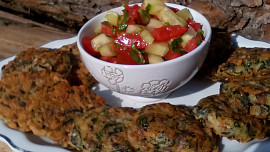 Žampionové placky a zeleninový salát s medvědím česnekem