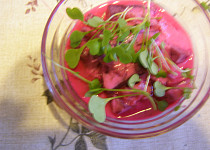 Šťavnatý salát z červené řepy s bílým jogurtem