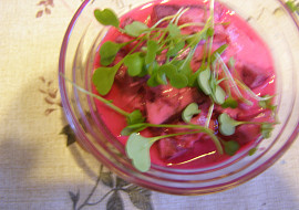 Šťavnatý salát z červené řepy s bílým jogurtem