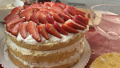 Výborný piškotový korpus na dorty, Dort jsem ještě pokryla fondánem, proto je krém tak trochu všude, ale je zde skvěle vidět, jak vysoký dort se dá udělat ze 2 korpusů. :)