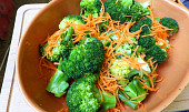 Brokolice s hráškem a karotkou v bešamelu