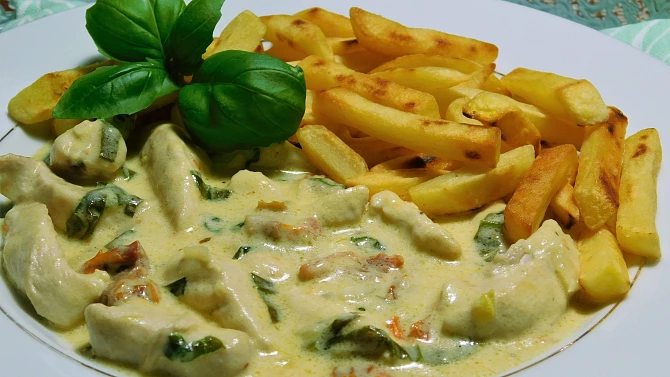 Kuřecí nudličky v česnekové omáčce s rajčaty