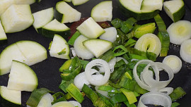 Míchaná vejce s pórkem a cuketou