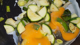 Míchaná vejce s pórkem a cuketou