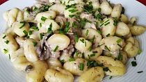 Bramborové noky s kuřecím masem a sušenými houbami
