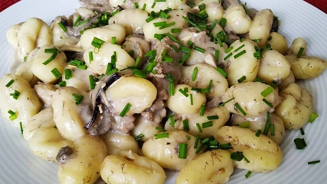 Bramborové noky s kuřecím masem a sušenými houbami, Bramborové noky s kuřecím masem a sušenými houbami