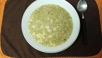 Květáková polévka s krupicí a vejcem