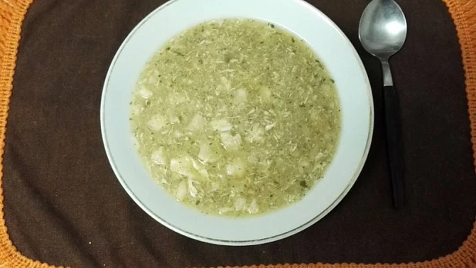 Květáková polévka s krupicí a vejcem