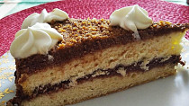 Nadýchaný piškotový dort s kakaovým krémem