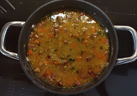 Polévka z mrkve a červené čočky (Plný hrnec)