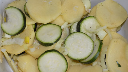 Rybí filety s bramborami a cuketou