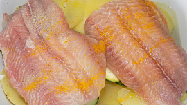 Rybí filety s bramborami a cuketou