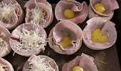 Žampiony  vystlané šunkou a plněné křepelčím vajíčkem