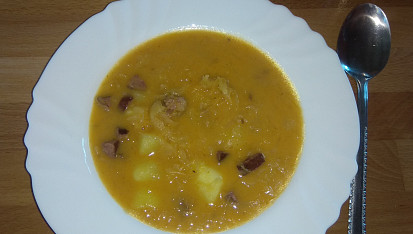 Zelná polévka s klobásou