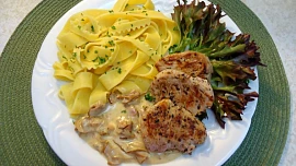 Vepřová panenka s pappardelle a hříbky na smetaně
