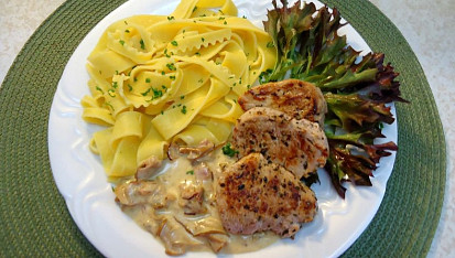 Vepřová panenka s pappardelle a hříbky na smetaně