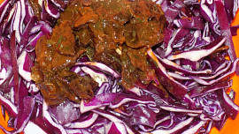 Salát z červeného zelí se sušenými švestkami