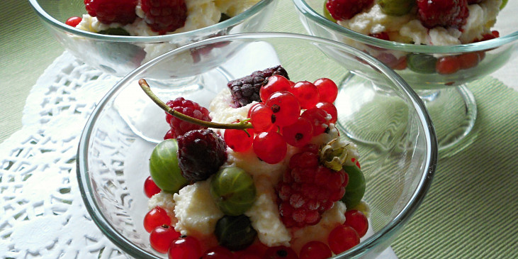 Krupice s vanilkovou smetanou a ovocem