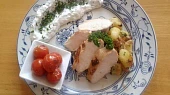 Kuřecí prsíčka v jogurtu s královským bramborem, česnekovým dipem a grilovanými cherry rajčaty