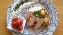 Kuřecí prsíčka v jogurtu s královským bramborem, česnekovým dipem a grilovanými cherry rajčaty