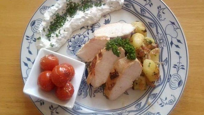 Kuřecí prsíčka v jogurtu s královským bramborem, česnekovým dipem a grilovanými cherry rajčaty