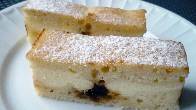 Rychlá buchta s tvarohem a povidly - chuť jako hanácké koláče, V tvarohové hmotě navíc oproti receptu trochu cukru.