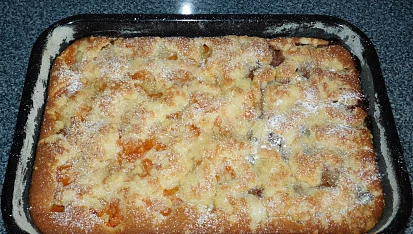 Koláč s ovocem a posypkou, Meruňky a švestky