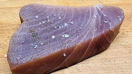 Pečený tuňák s chřestem a holandskou omáčkou