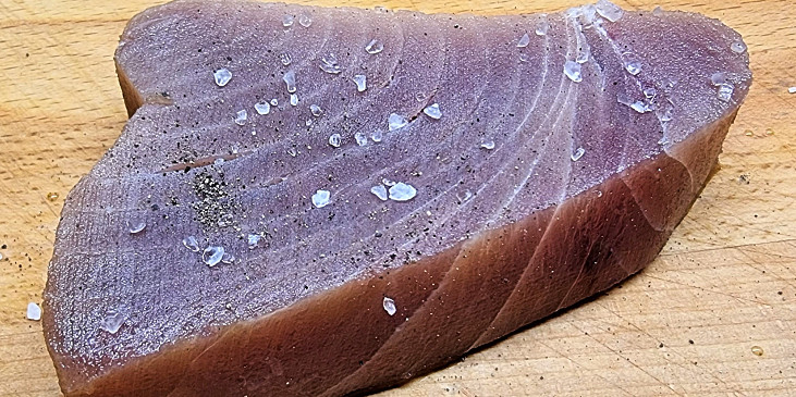 Pečený tuňák s chřestem a holandskou omáčkou