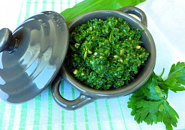 Petrželkové pesto s medvědím česnekem