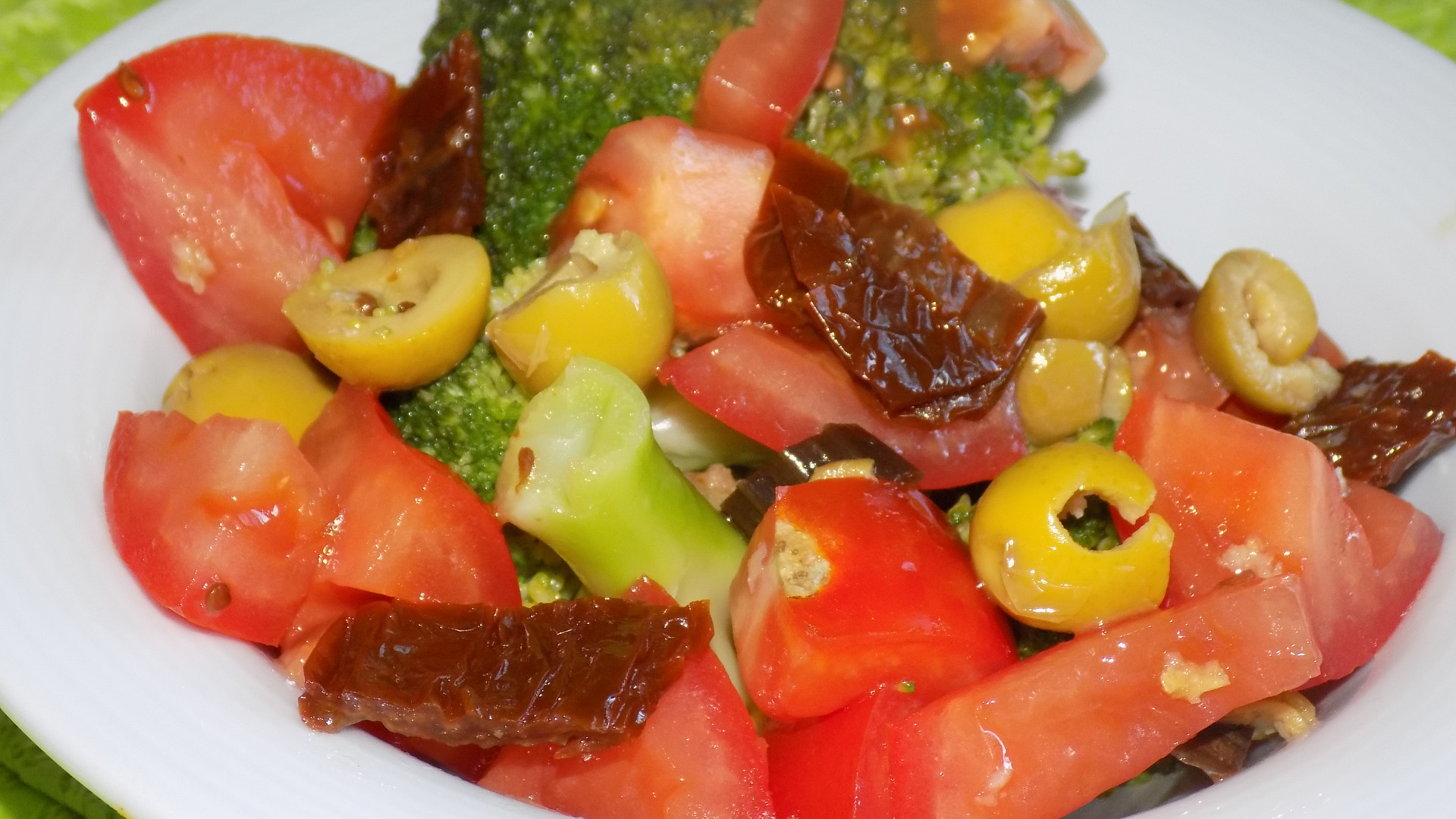 Brokolicový salát s rajčaty