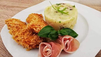 Kuřecí stripsy a šťouchané brambory