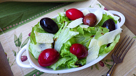 Ledový salát s olivami a parmezánem