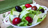 Ledový salát s olivami a parmezánem