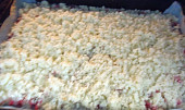 Makový koláč s ovocem a máslovou drobenkou