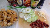 Marinované kuřecí s pórkem a rajčátky