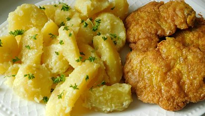 Obrácený marinovaný řízek s máslovými bramborami
