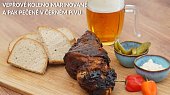 Vepřové koleno marinované a pak pečené v černém pivu