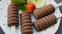 Jahodovo - banánové nanuky v čokoládě