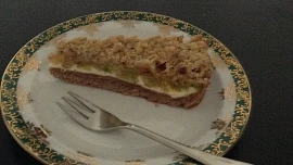 Rebarborový koláč s tvarohem a drobenkou