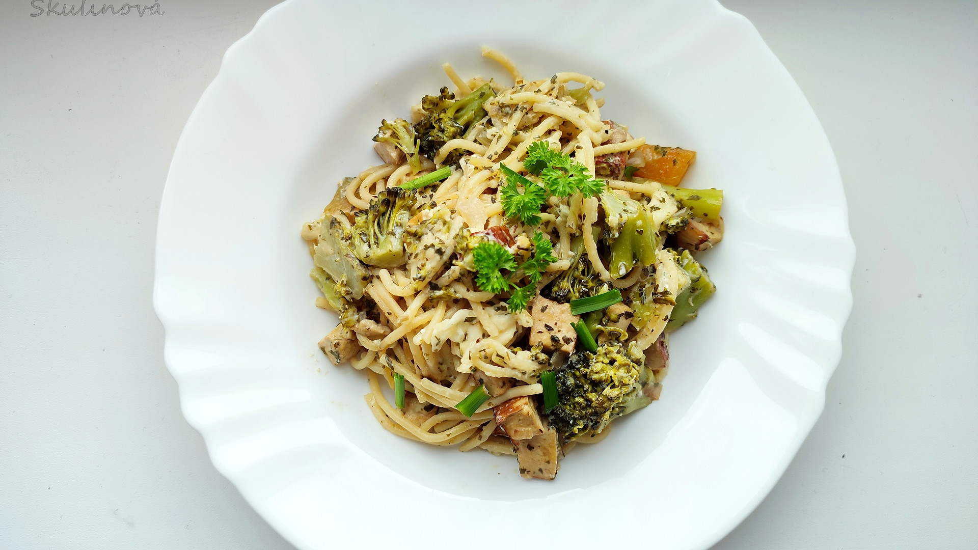 Špagety s tofu a brokolicí