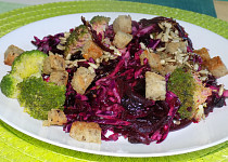 Červený salát s brokolicí