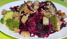 Červený salát s brokolicí