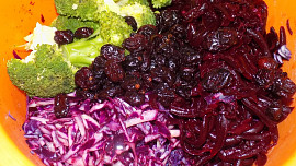 Červený salát s brokolicí