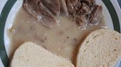 Vařené koleno s česnekovou omáčkou a knedlíky