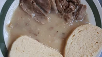 Vařené koleno s česnekovou omáčkou a knedlíky