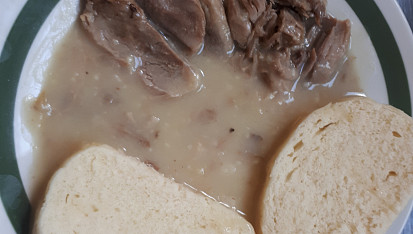 Vařené koleno s česnekovou omáčkou a knedlíky