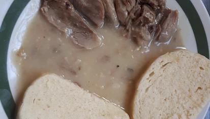 Vařené koleno s česnekovou omáčkou a knedlíky