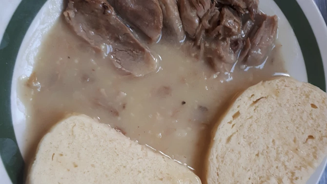 Vařené koleno s česnekovou omáčkou a knedlíky