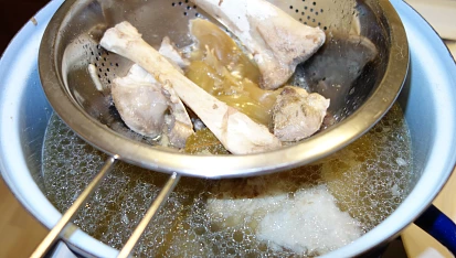 Vařené koleno s česnekovou omáčkou a knedlíky